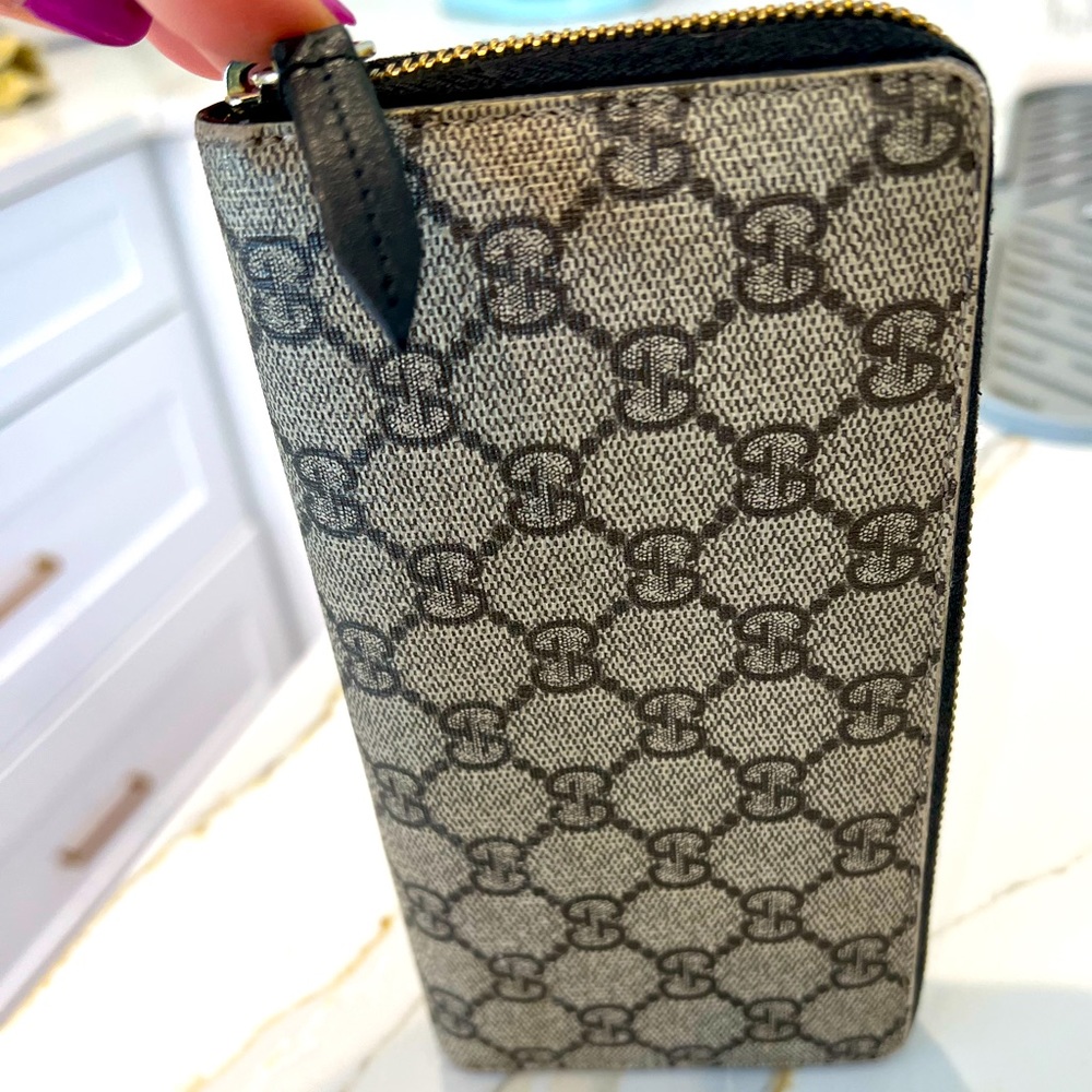 GUCCI GG Supreme Zip around Wallet 7.25" W x 3.75" H x 0.85" D